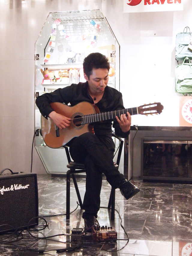 助川太郎氏によるアコースティックギターライブも開催
