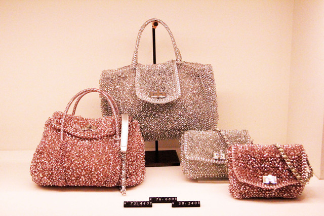 「ルッケット」シリーズのハンドバッグ（ピンク／シルバー）は期間限定販売