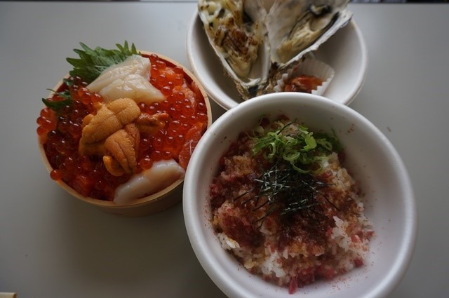 （左から時計回りに）札幌 九兵衛の「豪華北海大漁５色丼」、みやぎ石巻 かき小屋の「食べ比べセット」、円らくの「十勝牛とろ丼」