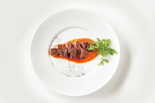 アル・ケッチァーノの「ネイチャーコース」のメインディッシュ。アッサムティーでのばしたニンジンのピューレと牛肉のステーキ