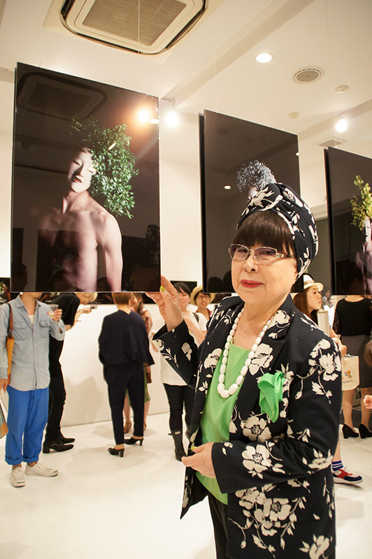 展示を見に来たデザイナーの桂由美氏お気に入りという馬酔木を用いた作品の前で