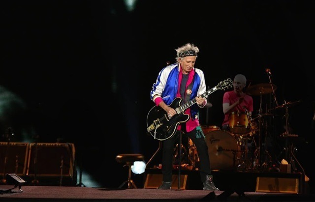 ローリング・ストーンズのキース・リチャーズがサンローランアイテム着用。日本公演にて