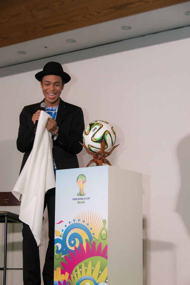 EXILEのNESMITHが2014FIFAワールドカップ ブラジルの公式サッカーボールを披露