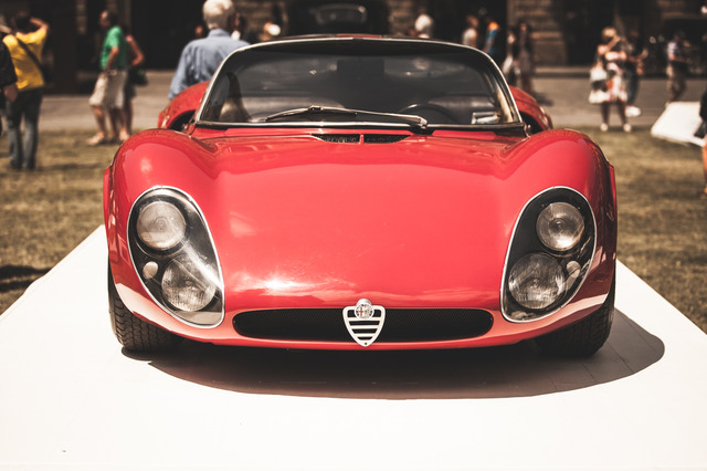 グッチミュゼオ前の広場で行われた「50年代、60年代イタリアン自動車デザイン」で展示された1967年Alfa Romeo 33 Stradale