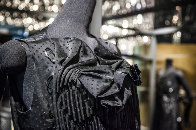 ノワール・ケイニノミヤが伊勢丹に限定出店。“着てドキドキする黒” | PHOTO(12/18) | FASHION HEADLINE