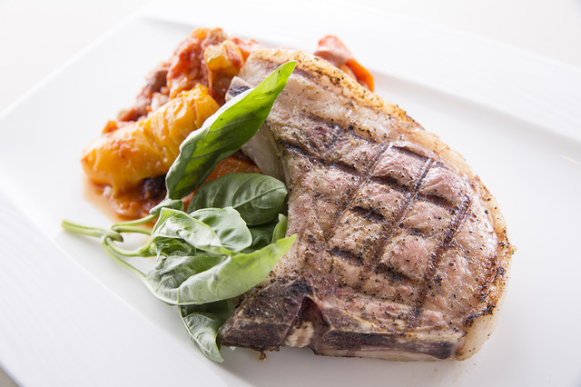 沖縄産琉球島豚のTボーンステーキ　450g　こだわり野菜のラタトゥイユとご一緒に