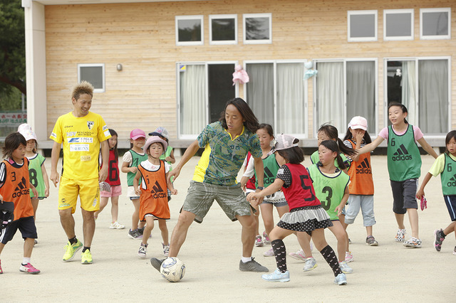 石巻で「子どもサッカー教室」を開いた北澤豪