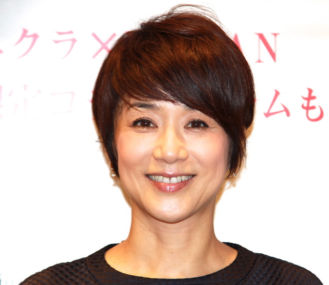 サイン会場を訪れた黒田知永子