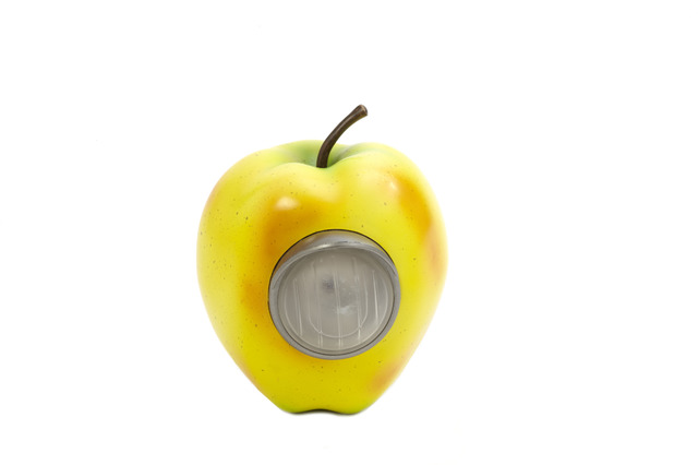 アンダーカバー×ブックマーク×メディコムトイのリンゴ型ライト、300個限定発売