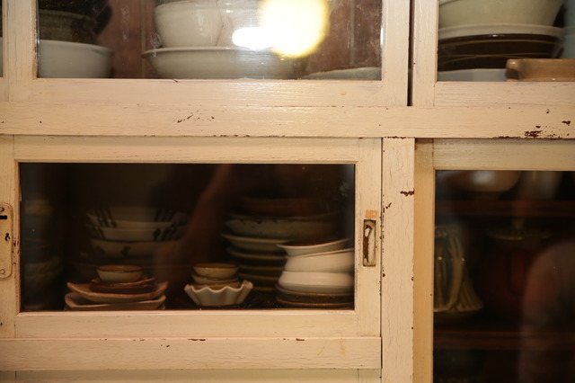 長らく病院で使われていたアンティークの薬棚を食器棚に。一田家のお料理に合う器達がスタンバイ