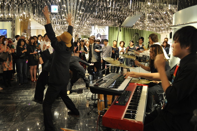 伊勢丹新宿店の閉店後に開催された音楽イベント「MODE & JAZZ NIGHT」