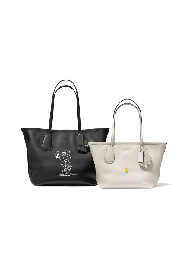 （左）Snoopy Coach Taxi Tote 28 6万8,000円（右）Snoopy Coach Taxi Tote 24 6万円