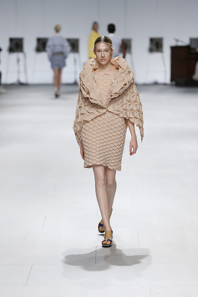 線から面へ。新クチュールを作ったイッセイミヤケ【15SSウィメンズ】 | PHOTO(21/42) | FASHION HEADLINE