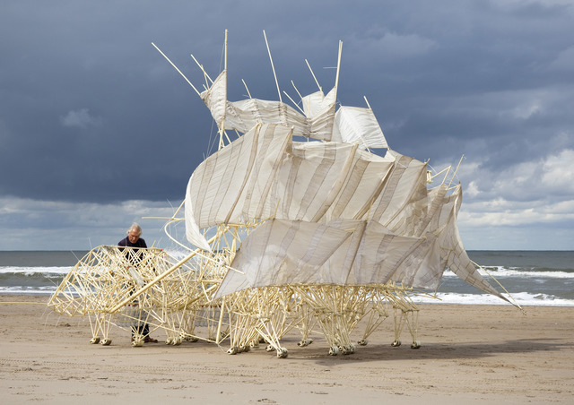 長崎展のために帆船をイメージした新作を制作中のテオ・ヤンセン