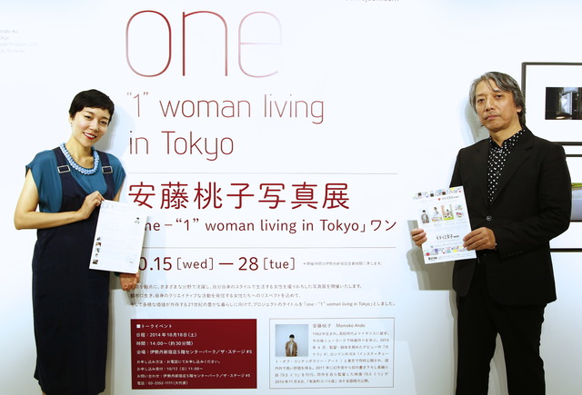 女性5人にフォーカスした写真展を伊勢丹新宿で開催した安藤桃子（左）、同展をキュレーションした後藤繁雄