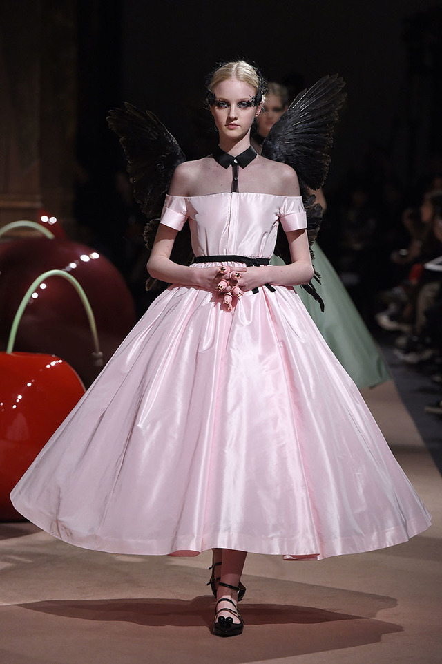 アンダーカバーが作り出した“可愛くも憎い怪鳥少女”【15SSウィメンズ 