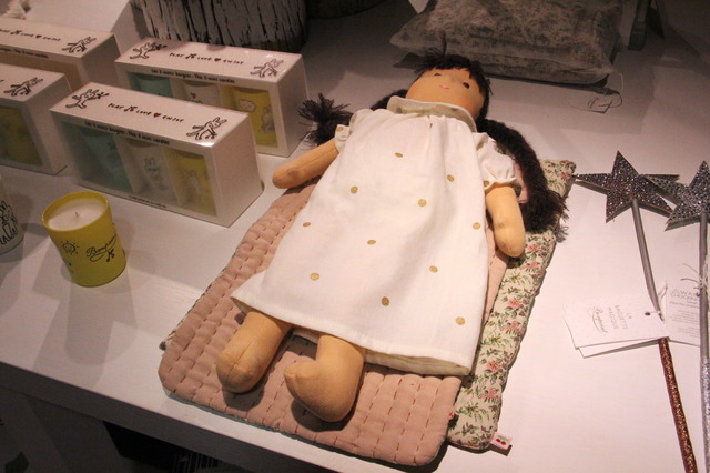 人形の洋服は、毎年異なるテキスタイルで限定販売される
