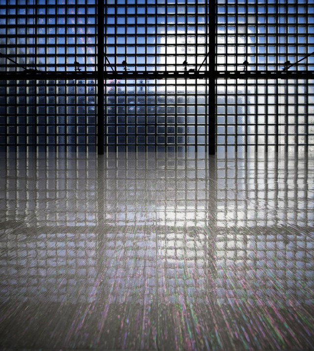 「蛇の口づけ」は、ガラスブロックの壁面から差し込む自然光を取り入れた作品