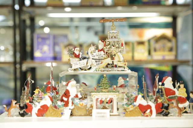 伊勢丹新宿店リビングフロアにはクリスマス用品が並ぶ