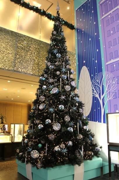 銀座の旗艦店のエントランスには、毎年恒例の６メートルの巨大クリスマスツリーが登場