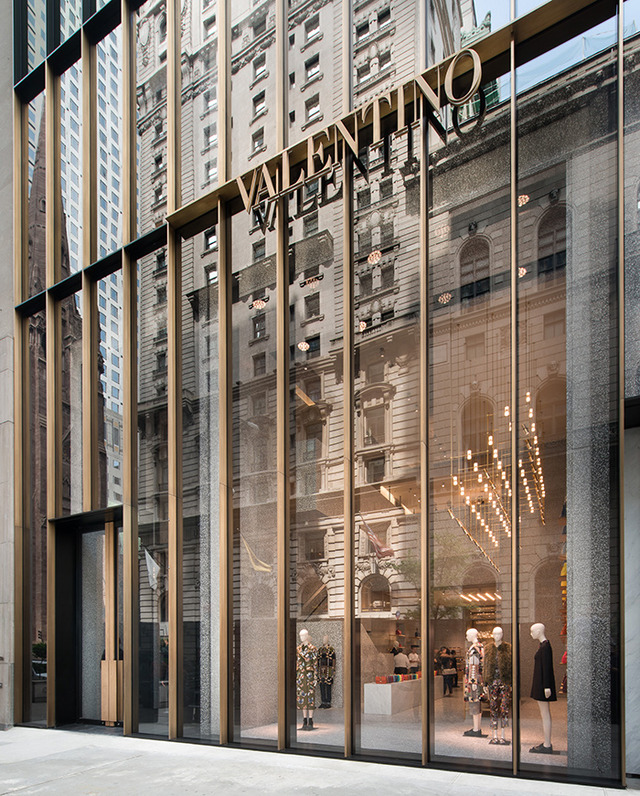 ニューヨーク・フィフスアベニューに新しくできたヴァレンティノ（VALENTINO）のフラッグシップストア。