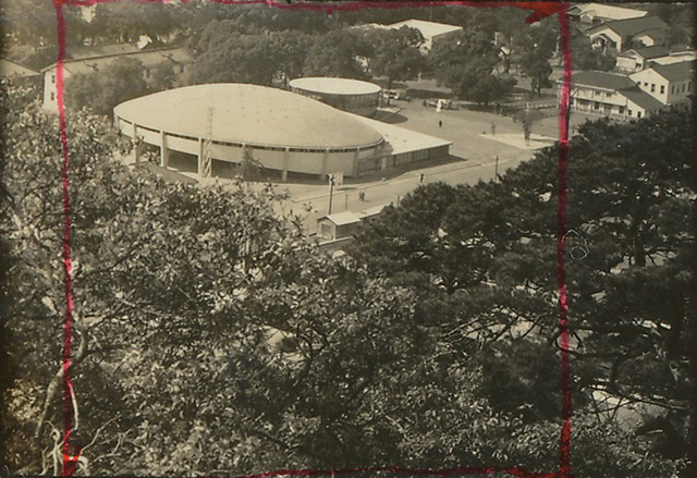 愛媛県民館（愛媛県松山市、1953 年）1954 年撮影 (C)丹下健三
