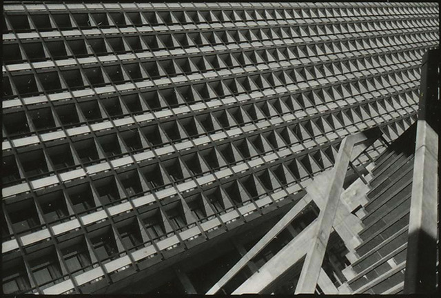 東京都庁舎（東京都千代田区、1957 年）1957 年撮影 (C)丹下健三