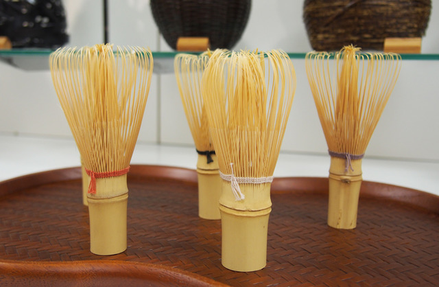 竹工芸の公長齋小菅の茶筅は紐の色が鮮やか