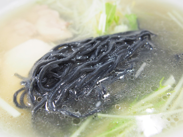 新福菜館の伊勢丹新宿店限定竹炭塩ソバ（900円）は麺が黒いのがインパクト大