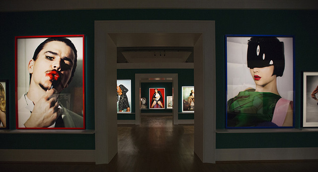 Mario Testino: In Your Face. Blick in die Ausstellung.