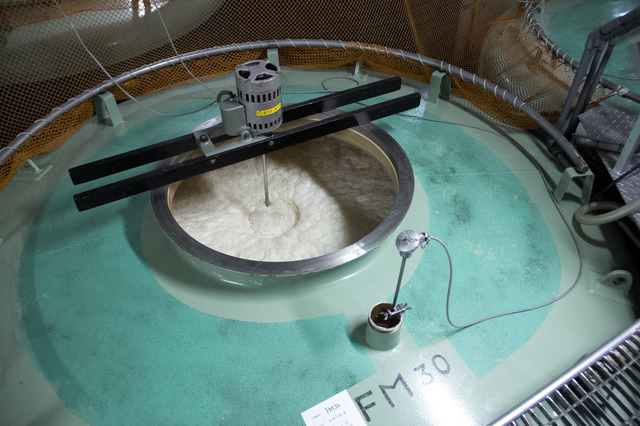 醪は発酵による熱で温度が上がるので温度管理が大事。タンク内の発酵状況などを日々チェック、分析する