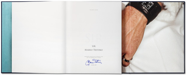 写真集には全てマリオ・テスティーノのサインが入れられる
