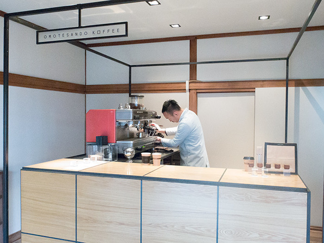 表参道コーヒーの店内には、キオスク型の2m×2mのキューブが設置されている。