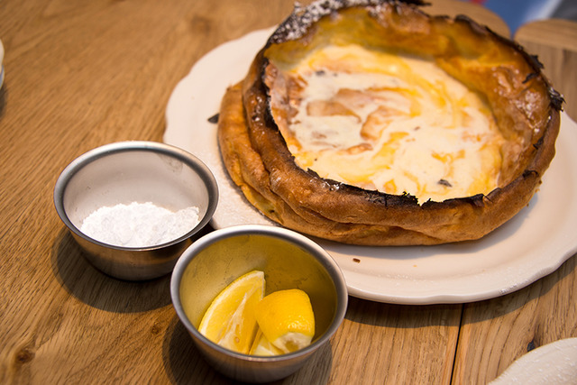 「オリジナルパンケーキハウス（THE Original PANCAKE HOUSE）」の看板メニュー「ダッチベイビー」（1,240円）