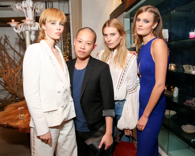 『ブルー ブック』コレクションのジュエリーを着用したモデルのエディ・キャンベル、ファッションデザイナーのジェイソン・ウー、モデルのドリー・ヘミングウェイ、コンスタンス・ヤブロンスキー （左から）