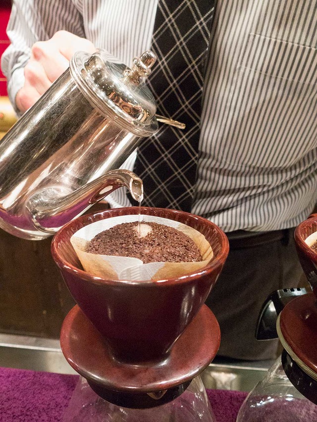 線のように細く湯を注ぐと、スフレのようにコーヒー豆が盛り上がる