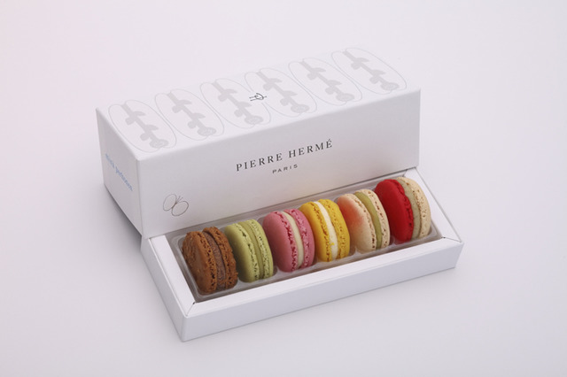 「ピエール・エルメ・パリ」が「ミナ ペルホネン」とのコラボギフトを発売。マカロンの無料配布も LIFE FASHION HEADLINE