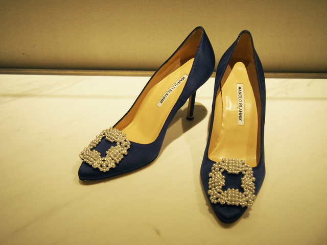 マノロ ブラニク（Manolo Blahnik）パール付きサテンパンプス（16万円）