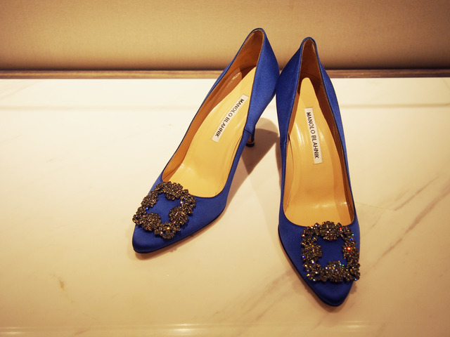 マノロ ブラニク（Manolo Blahnik）ビジュー付きサテンパンプス（15万円）