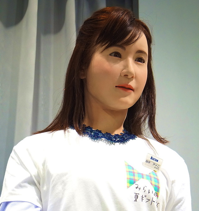 人間型ロボット「地平アイこ」が“未来の夏ギフト”を紹介している（ロボットの登場は7月22日から7月24日まで）