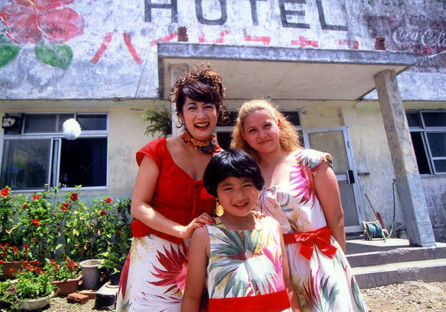 恵比寿ガーデンプレイスの夏イベント「YEBISU GARDEN PLACE Summer Event」／『ホテル・ハイビスカス』-(C) 2002「ホテル・ハイビスカス」パートナーズ