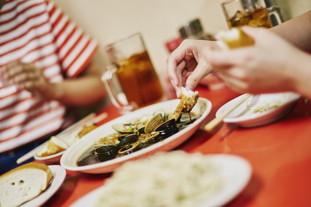 食卓を囲むと、どうしてこんなに会話が弾むのか。食って素晴らしい！