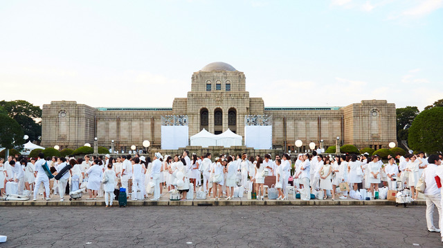 日本初上陸の 白い パーティー ディネ アン ブラン 開催 全身白を纏った参加者が聖徳記念絵画館に集結 Photo 2 24 Fashion Headline