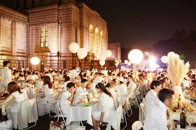 日本初上陸の 白い パーティー ディネ アン ブラン 開催 全身白を纏った参加者が聖徳記念絵画館に集結 Photo 11 24 Fashion Headline