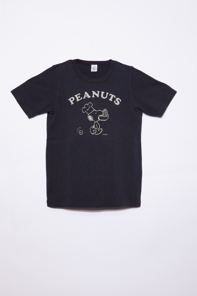 ピーナッツ（PEANUTS）65周年記念を祝うポップアップショップ「PEANUTS meets SPECIAL PRODUCT DESIGN」／クラッカーとのコラボレーションTシャツ（9,800円）