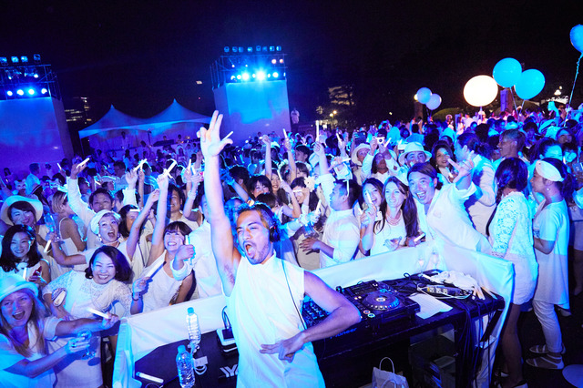 日本初上陸の 白い パーティー ディネ アン ブラン 開催 全身白を纏った参加者が聖徳記念絵画館に集結 Photo 24 Fashion Headline