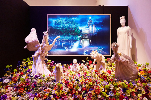 アンダーカバーの25周年を記念した展覧会「LABYRINTH OF UNDERCOVER "25 year retrospective"」が東京オペラシティ アートギャラリーで開催