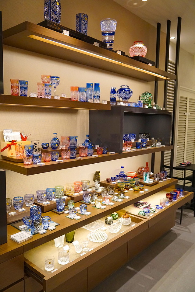 「ジャパンエディション」の一角ではワイングラス、徳利、花瓶の江戸切子が紹介されている