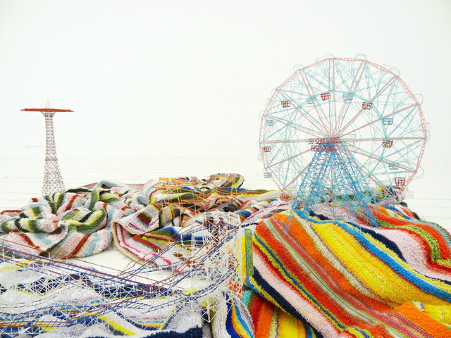 岩崎貴宏《Out of Disorder (Cony Island)》2012年 ビーチタオル 40 x 160 x 130 cm（サイズ可変）