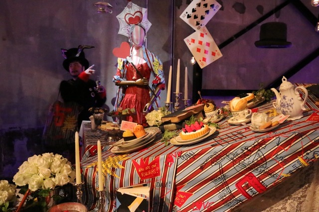 「MAD HATTER’S TEA PARTY」の世界で演出されたパーティー会場